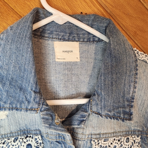 Francesca's Harper distressed lace detailed light wash denim jacket size small - Picture 2 of 11